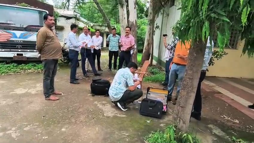 Betul: पदोन्नति से जुड़े लंबित मामले को खत्म कराने के लिए 55 हजार की रिश्वत मांगने का आरोप, दो कर्मचारी पकड़ाए