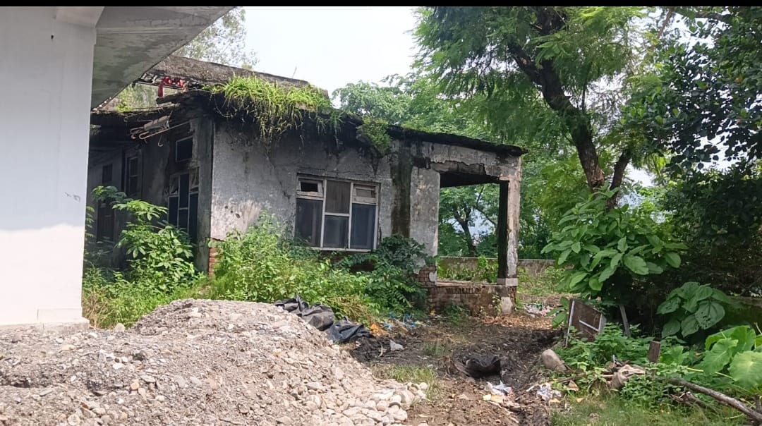 पांवटा साहिब किसान भवन के पीछे बनी दशकों पुराने जर्जर असुरक्षित घोषित चार कमरे। संवाद