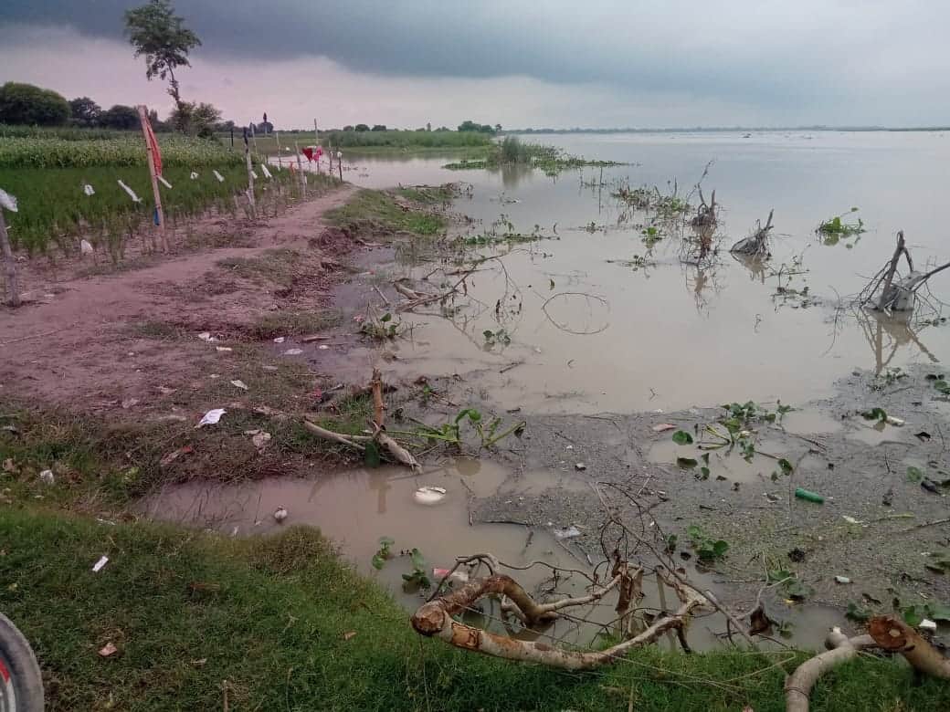 The Saryu is in spate, water rising towards villages and fields