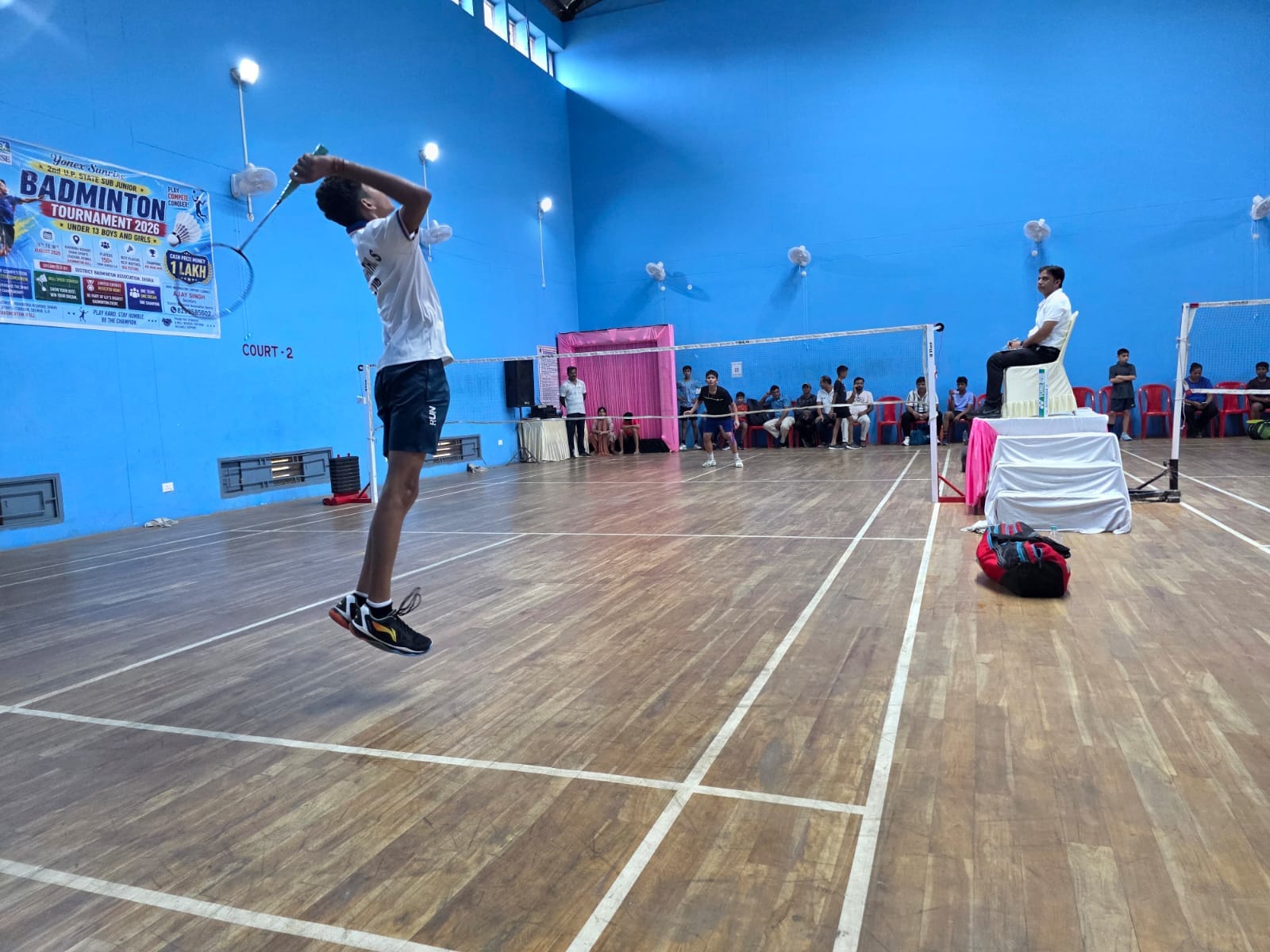 राज्यस्तरीय बैडमिंटन में शॉट मारता खिलाड़ी
