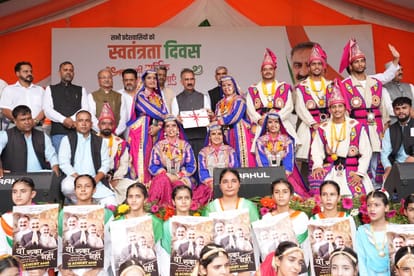 राज्यस्तरीय स्वतंत्रतता दिवस समारोह में प्रस्तुति देने वाले कलाकारों को पुस्कृत करते सीएम सुक्ख