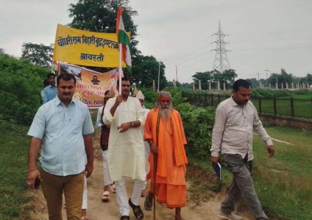 रैली निकालकर जलाभिषेक करने जाते सीआरबी इंटर कॉलेज के विद्यार्थी व शिक्षक