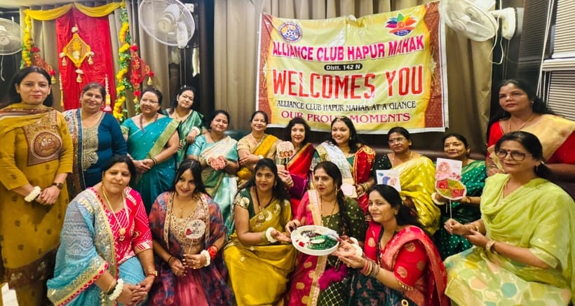 रेलवे रोड पर एलायंस महक के आयोजित तीज के कार्यक्रम में भाग लेती महिलाएं।संवाद