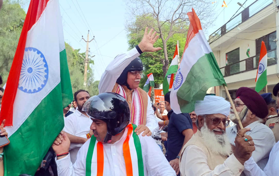 Manohar Lal arrives on a Bullet motorcycle for the Tiranga Yatra; remains silent on the question regarding the encounter.