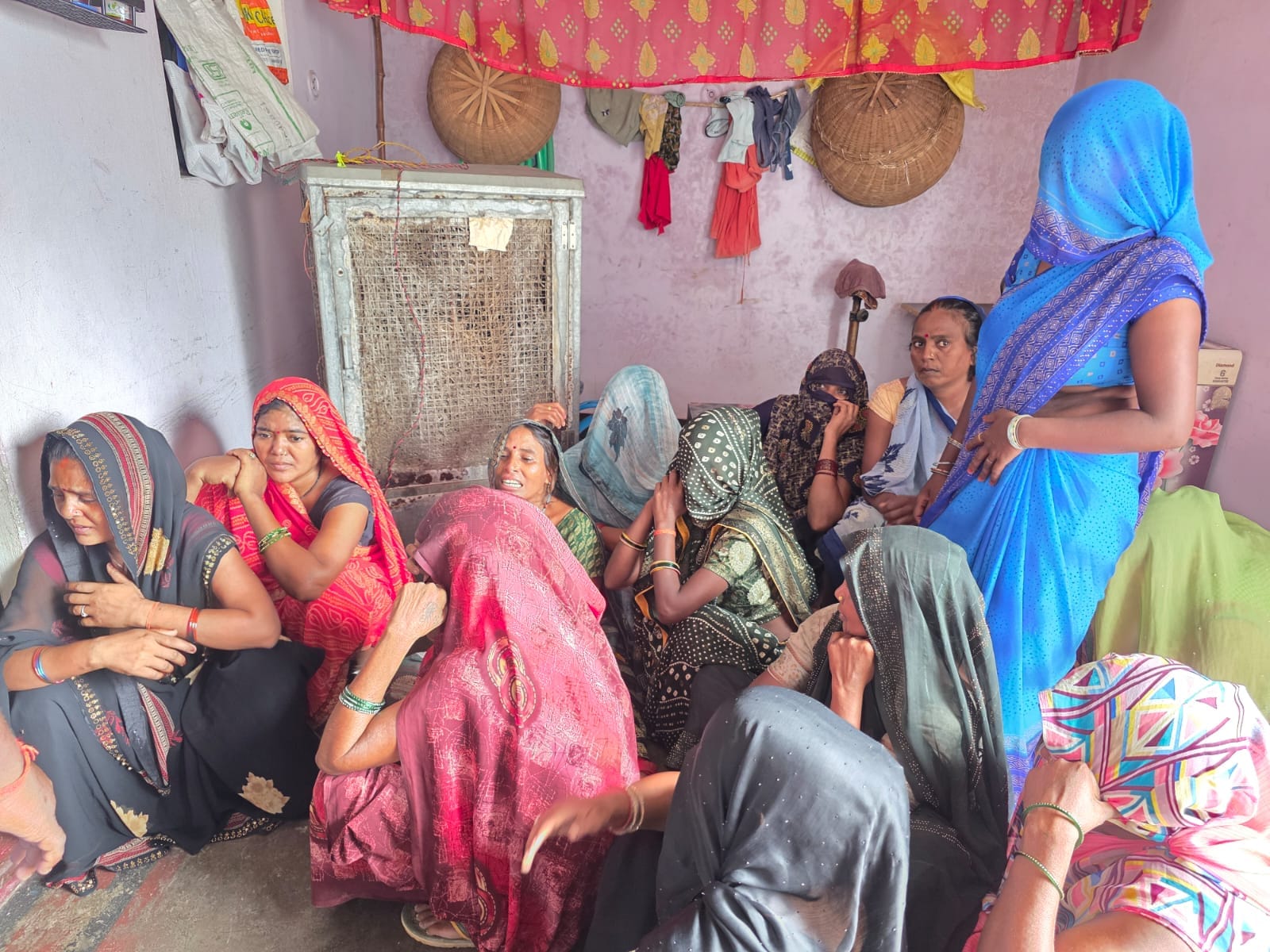 रसूलपुर टप्पा गांव में विवाहिता की मौत के बाद गमगीन बैठी महिलाएं स्रोत संवाद