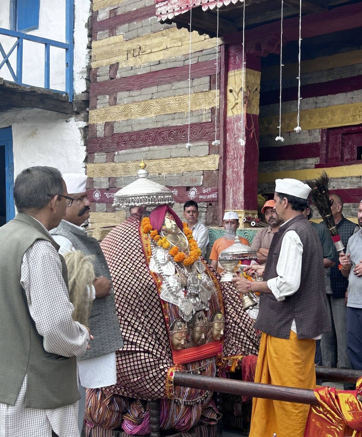 रथ में विराजमान होने के बाद आराध्य देवता साहिब बूढ़ा महादेव की पूजा करते पुजारी।