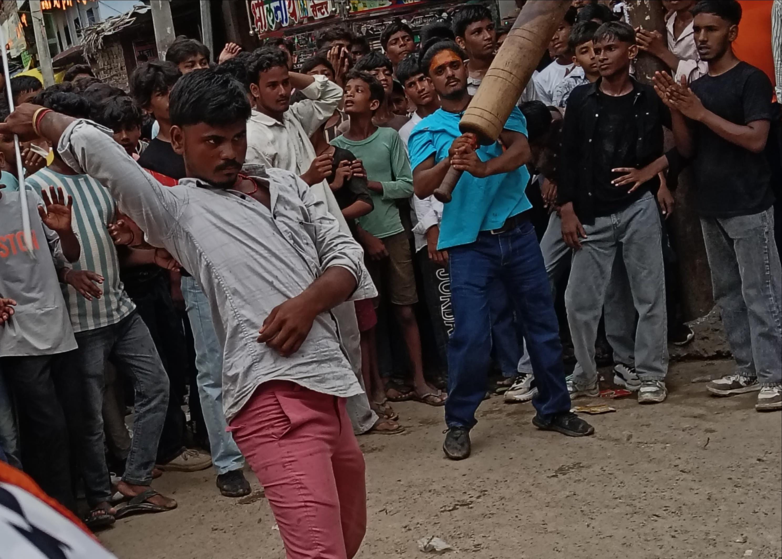रेवती के महावीरी झण्डा जुलूस में करतब दिखाता खिलाड़ी।संवाद