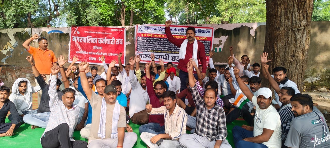 सफाई कर्मचारियों के साथ धरने पर बैठे डोर टू डोर कर्मचारी। संवाद