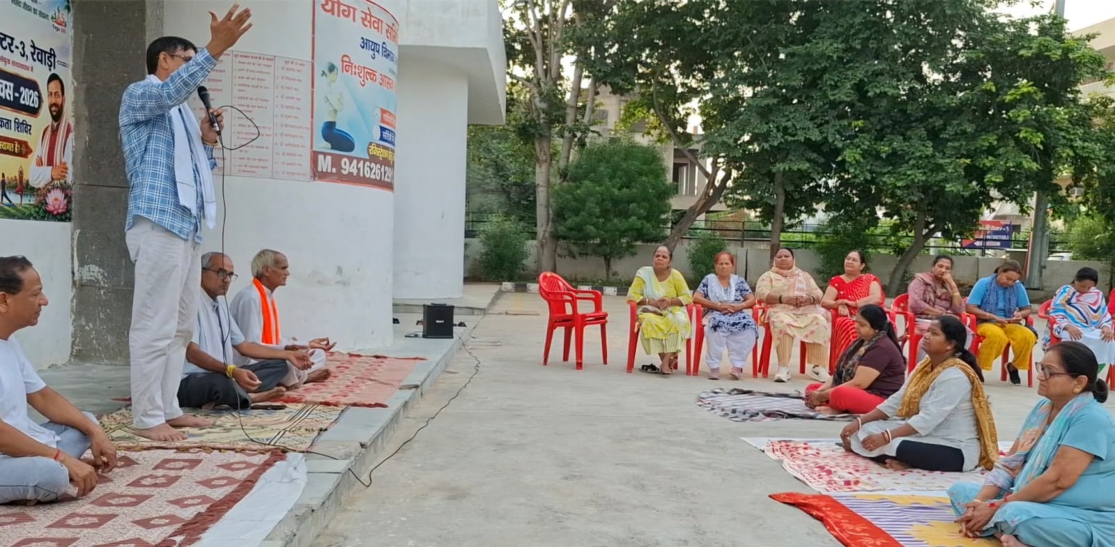 सेक्टर-3 कम्युनिटी सेंटर में लोक सेवा मंच की बैठक में जनहित के मुद्दों पर चर्चा करते पदाधिकारी 