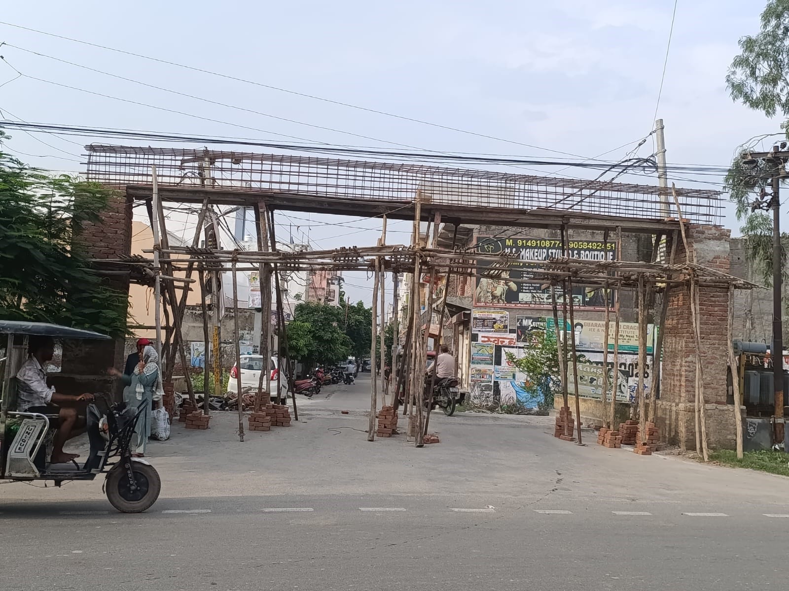सिकंदराबाद में नगर पालिका की ओर से बनवाया जा रहा प्रवेश द्वार। संवाद