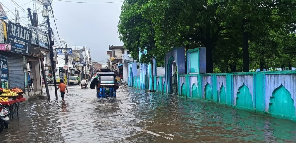 सोमवार को हुई बारिश से शहर में हुआ जलभराव। संवाद