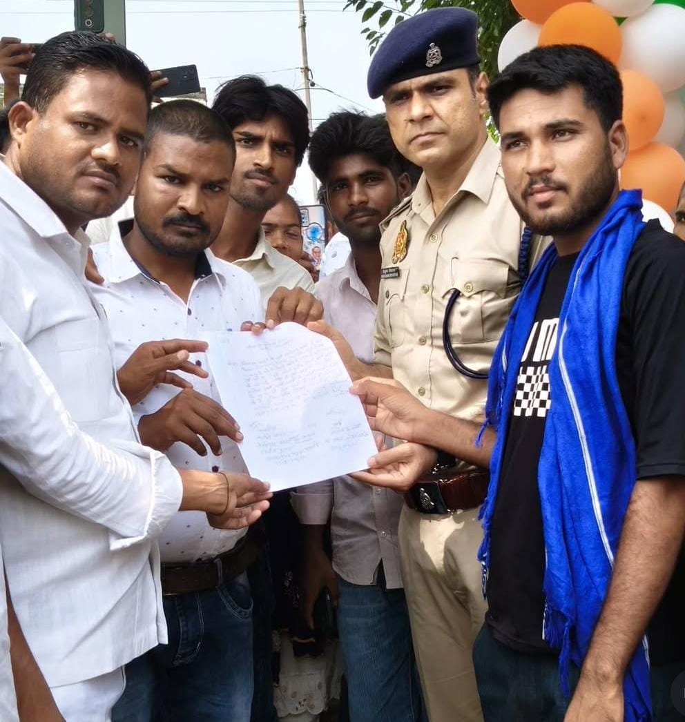 Budaun News: थाने से जुआरियों को छुड़ाने पहुंचे भीम आर्मी नेता, गेट पर रातभर दिया धरना