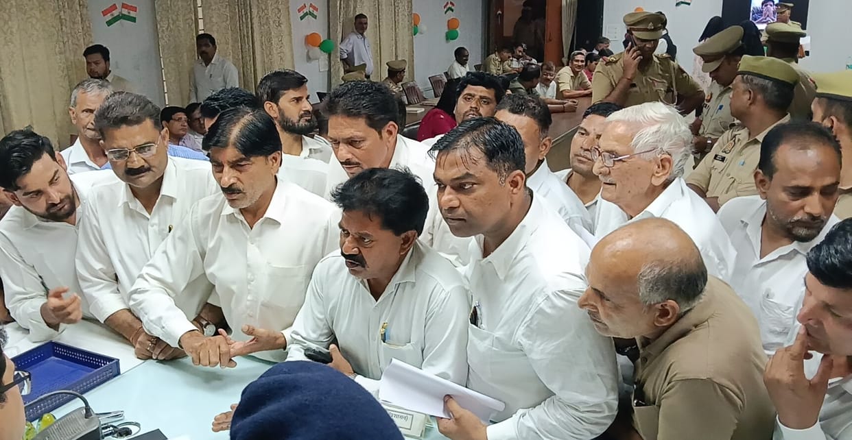 Lekhpals on protest Complainants return disappointed from Samadhan Diwas resolution 5 out of 6 cases stalled