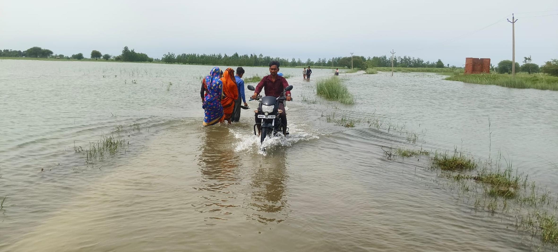 सरयू में बाढ़ से गांवों तक पहुंचा पानी।