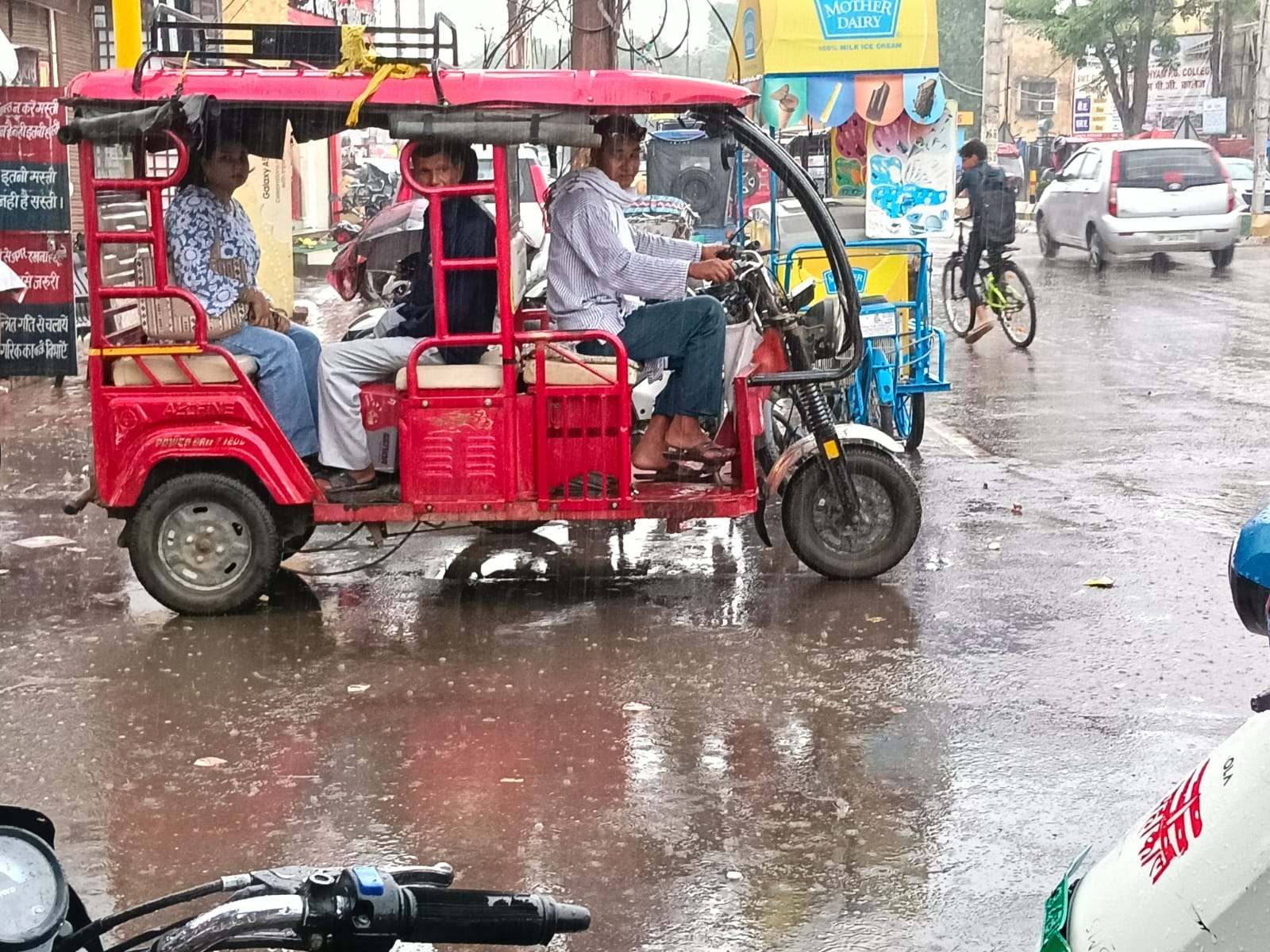 सीतापुर में बारिश 