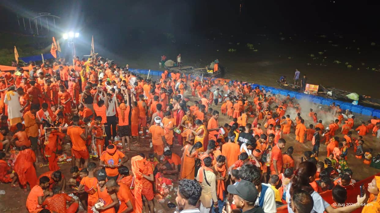 Kanwariyas have set out for Mahahar Dham with Ganga water collected from the ghats to offer to Lord Bhole.