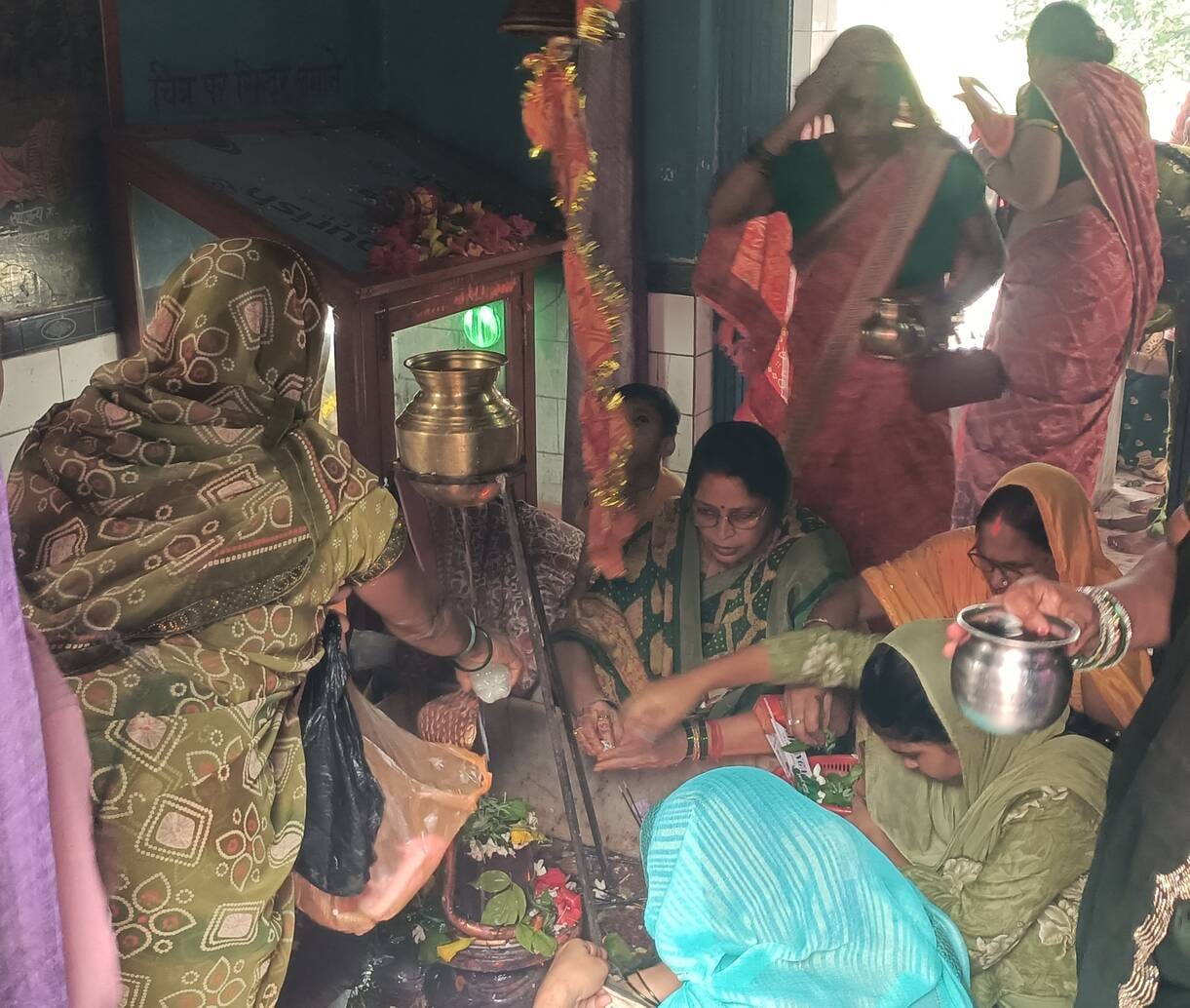 सावन के तीसरे सोमवार को मां कोईल मर्याद भवानी धाम में पूजन अर्चन करतीं महिलाएं।संवाद