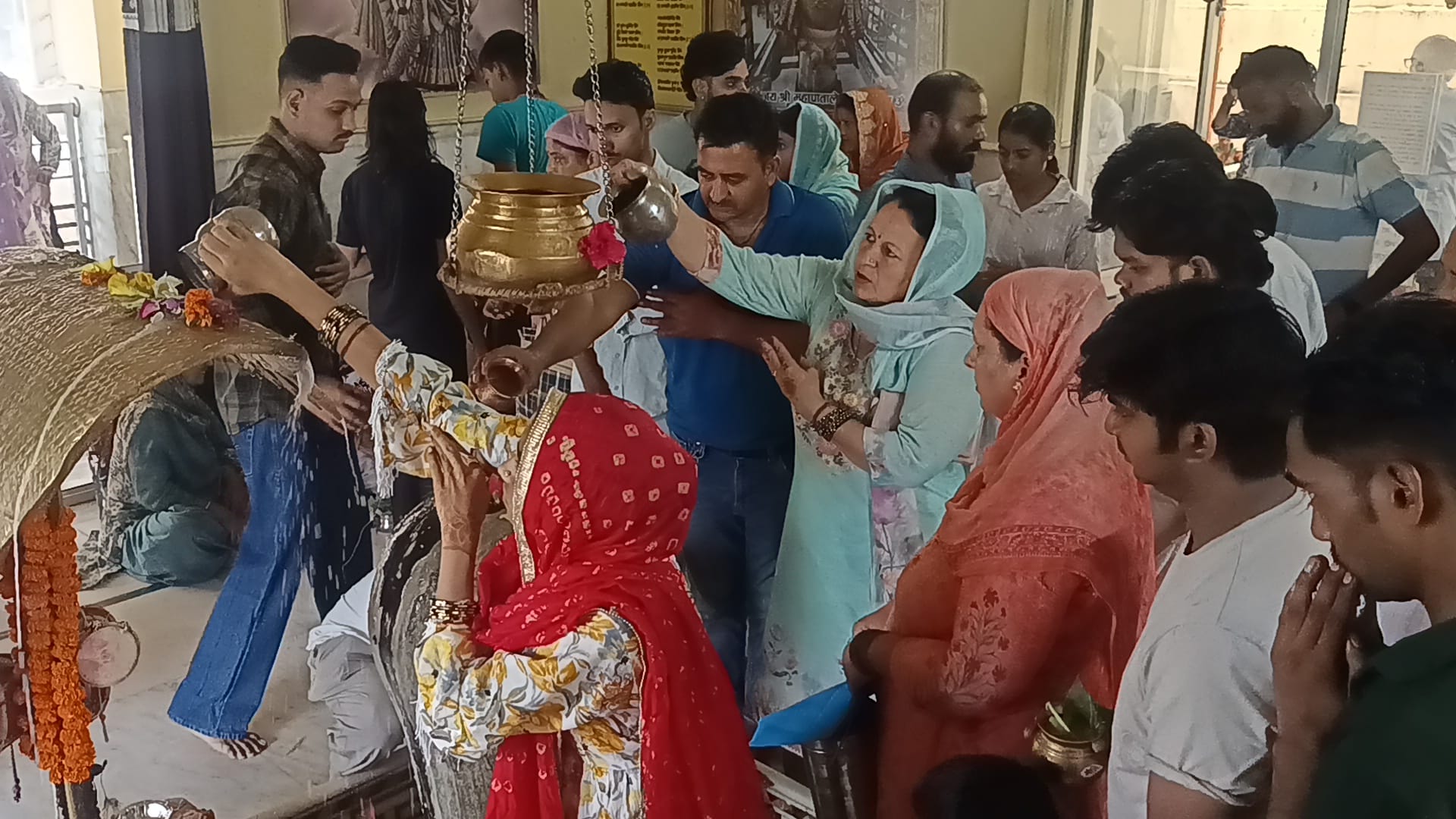सावन के तीसरे सोमवार व नाग पंचमी पर शिवालयों में सुबह से ही श्रद्धालुओं का जलाभिषेक को तांता लग