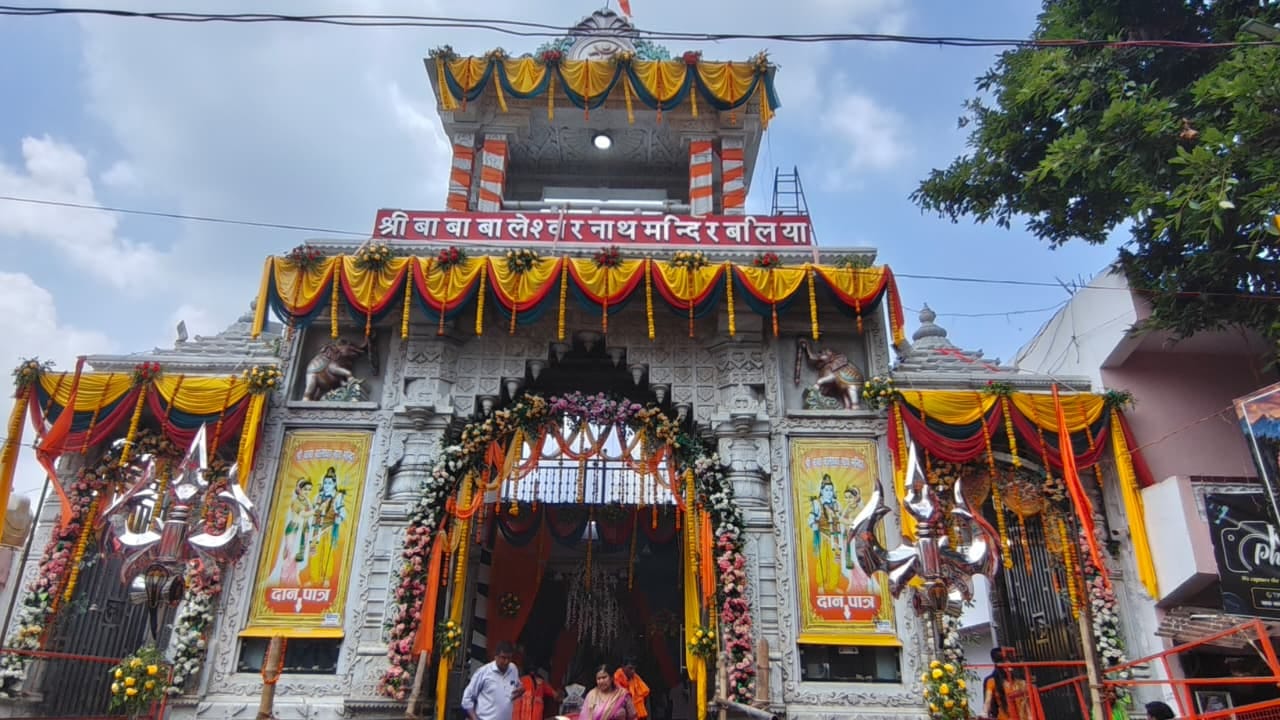 सावन माह के तीसरे सोमवार के लिए सजाया गया बाबा बालेश्वर मंदिर का मुख्य गेट।संवाद