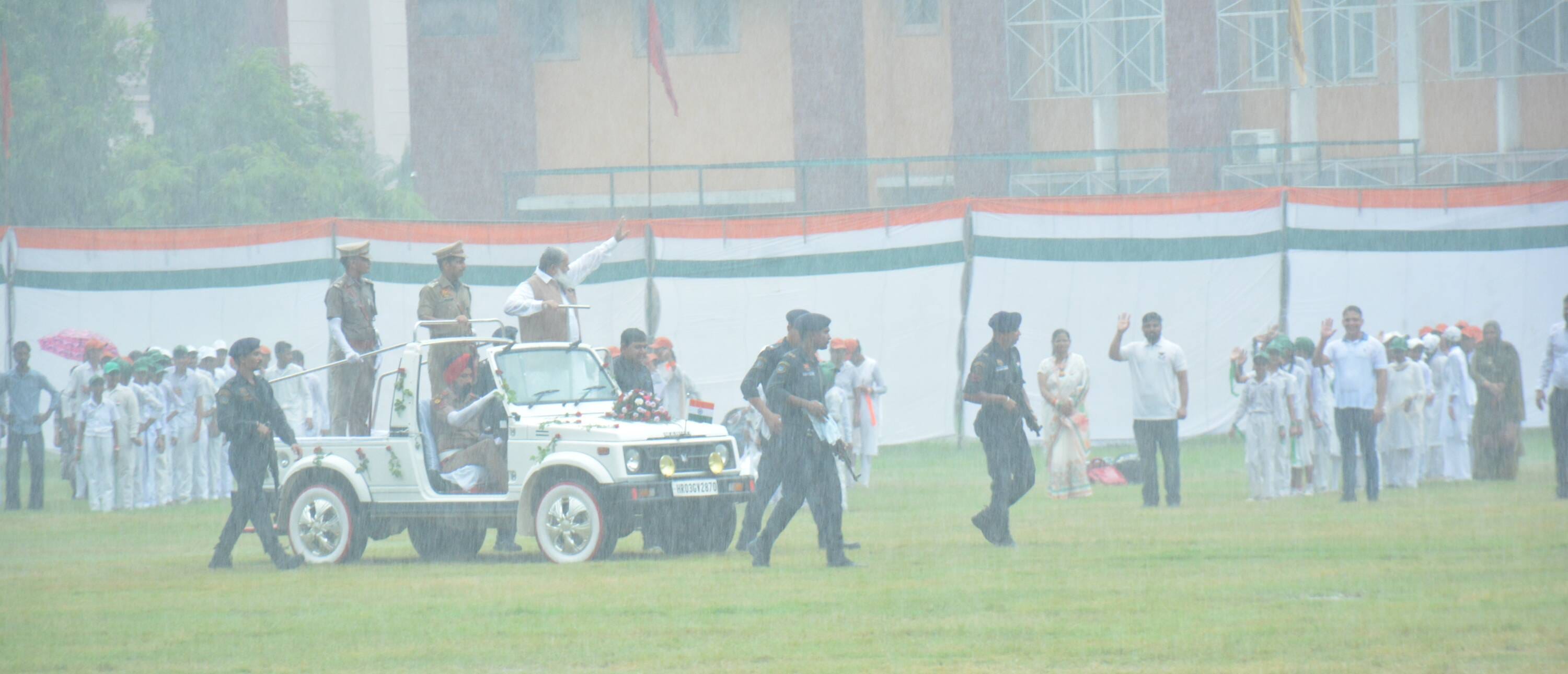 स्वतंत्रता दिवस पर हो रही झमाझम बरसात के बीच अंबाला शहर के पुलिस लाइन मैदान में परेड का निरीक्ष