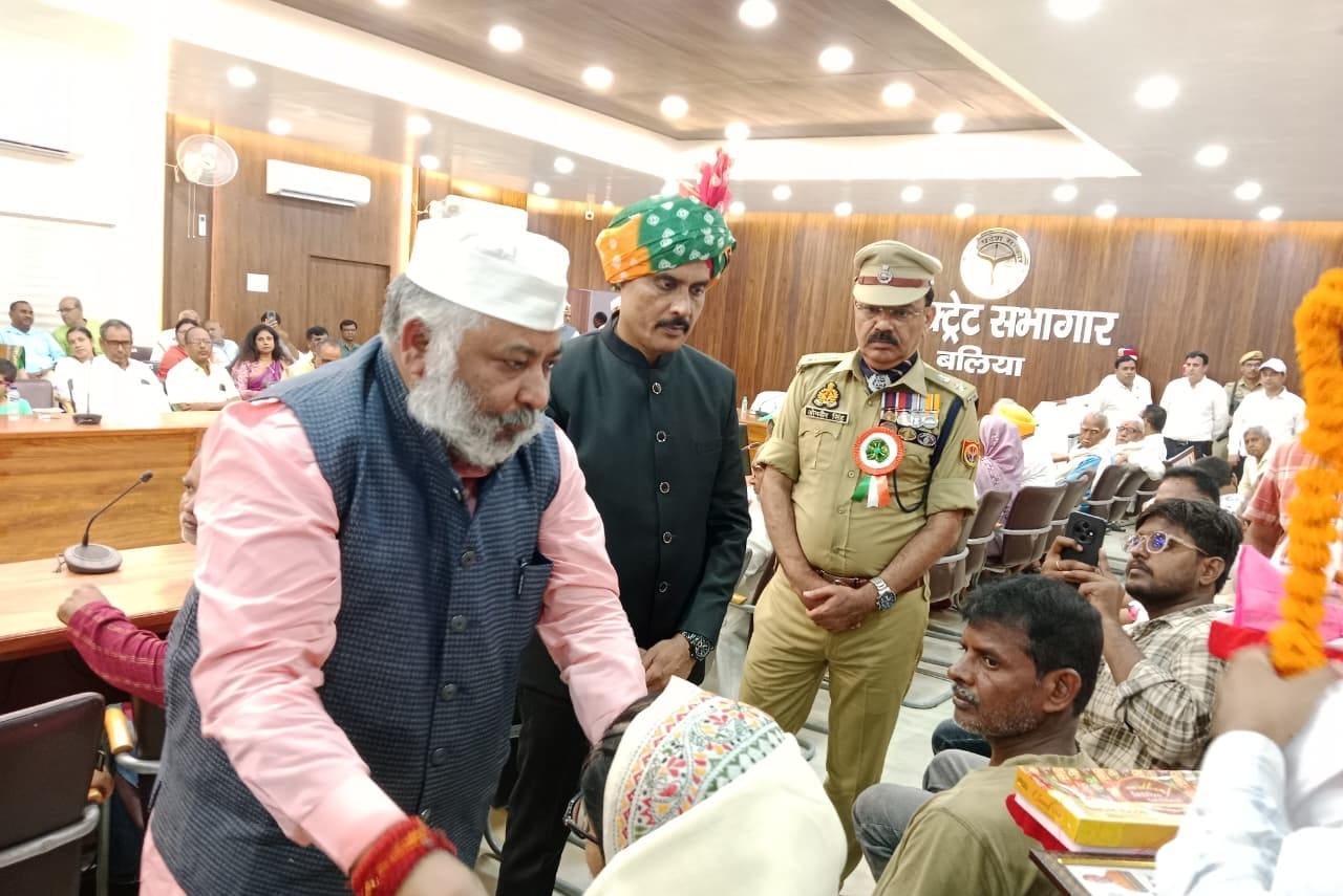 स्वतंत्रता दिवस पर कलेक्ट्रेट सभागार में सेनानी आश्रितों को सम्मानित करते परिवहन मंत्री दयाशंकर