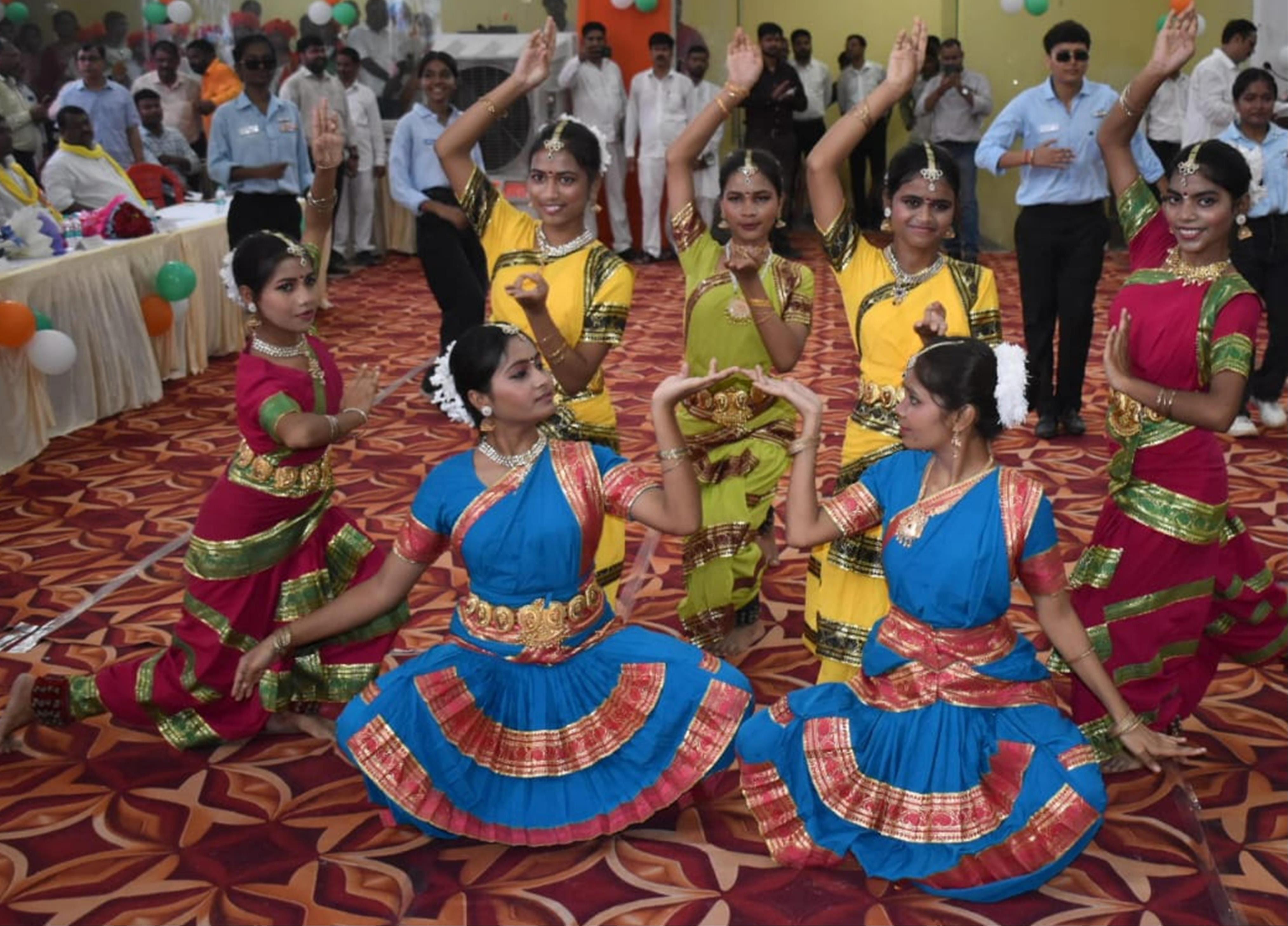 स्वतंत्रता दिवस पर ऑडिटोरियम हॉल सांस्कृतिक कार्यक्रम प्रस्तुत करतीं छात्राएं। संवाद