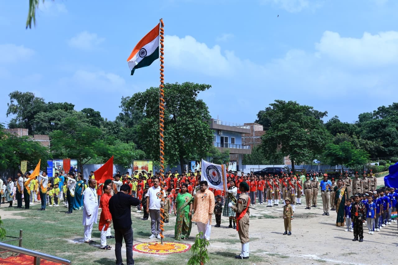स्वतंत्रता दिवस पर राधाकृष्ण अकादमी ध्वजारोहण करते विद्यालय परिवार के लोग। आयोजक