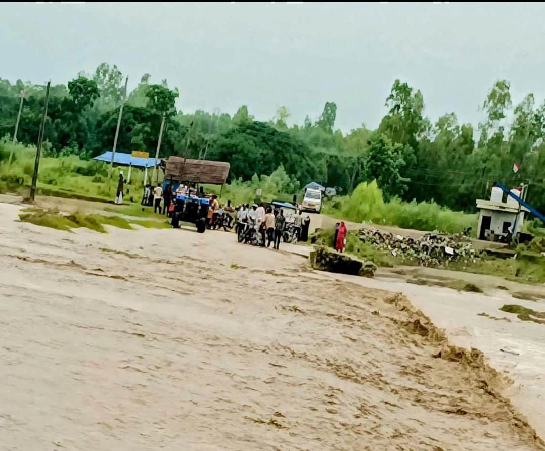 Pilgrims stopped due to the Shakambhari River in spate.
