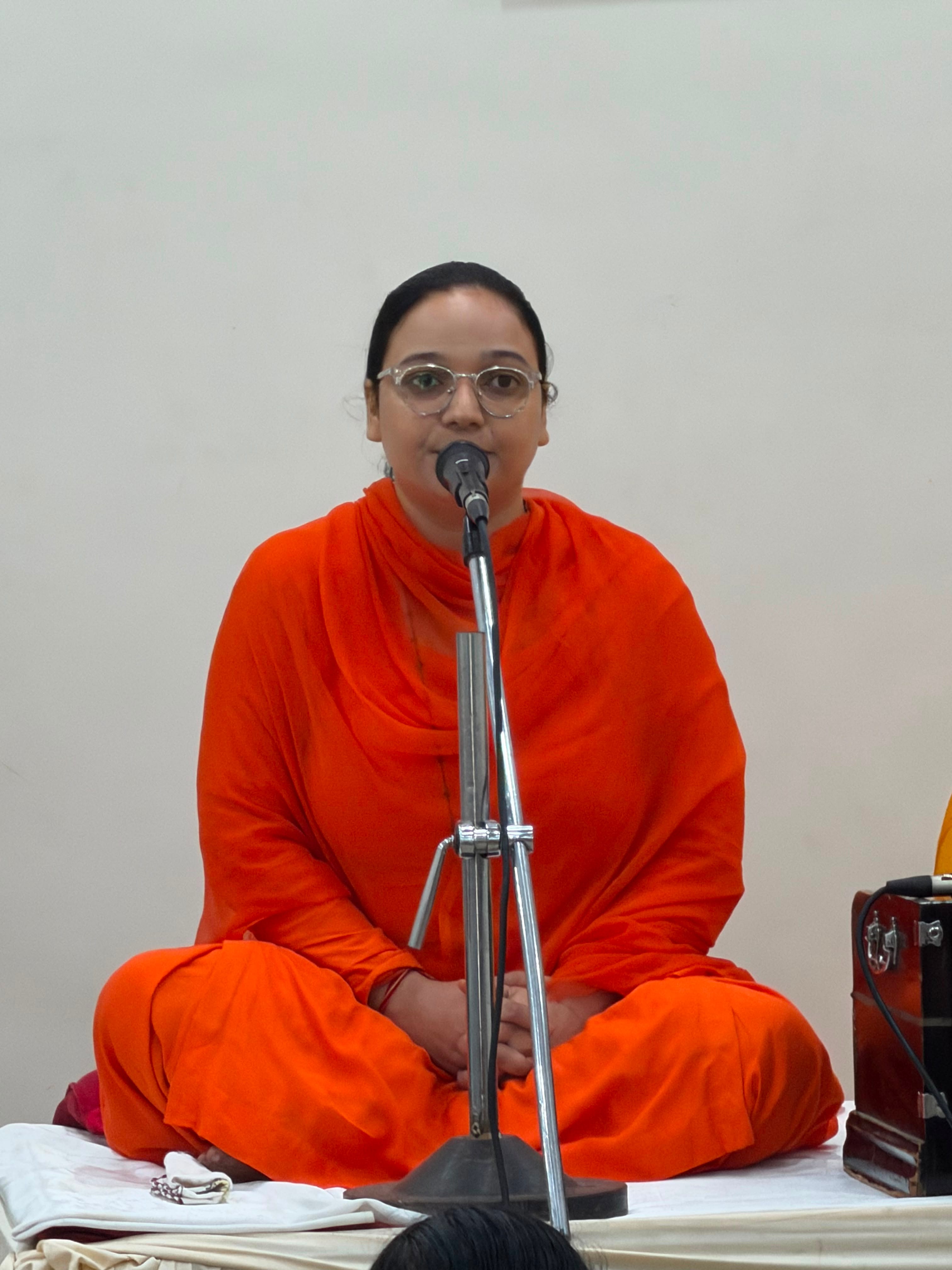 शहर के मॉडल टाऊन स्थित दिव्य ज्योति जाग्रति संस्थान आश्रम में आयोजित सत्संग में प्रवचन करती सा