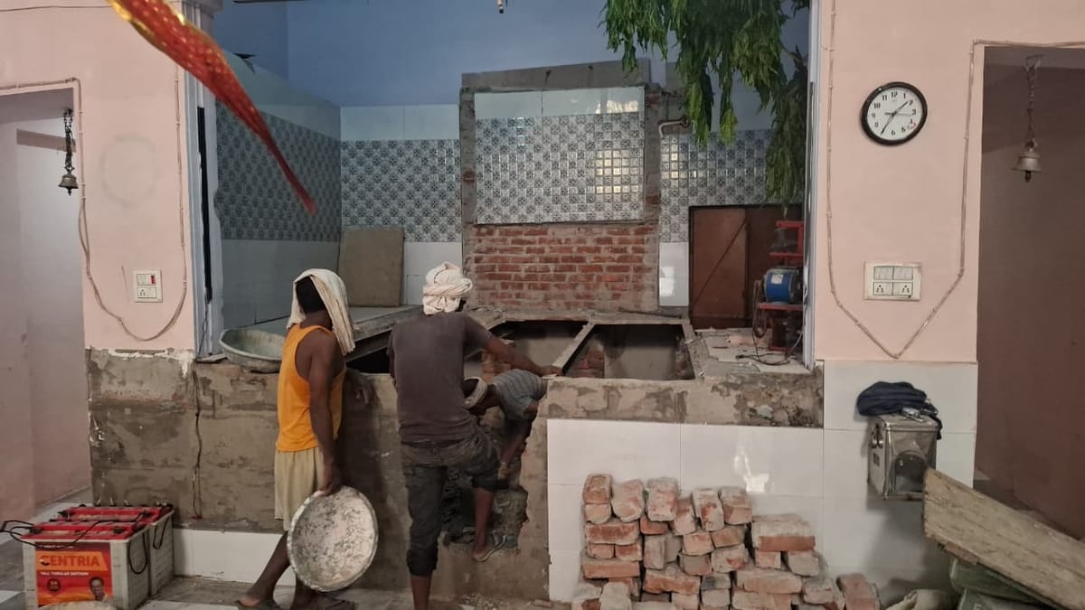Hathras News: अचानक गिरा मंदिर का गर्भगृह, बाल-बाल बचे श्रद्धालु