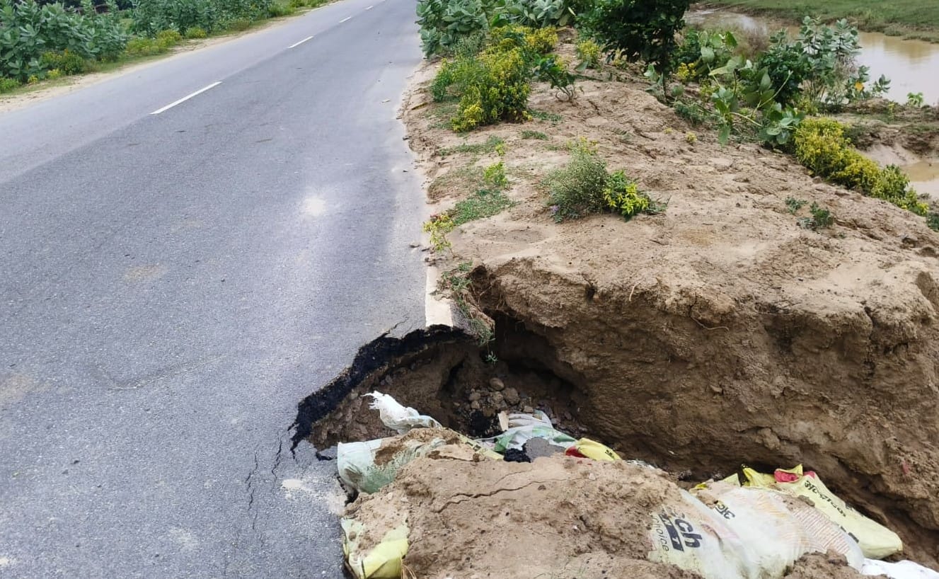 शिवपुरा बरदौलिया मार्ग की पटरी जगह-जगह कट गई