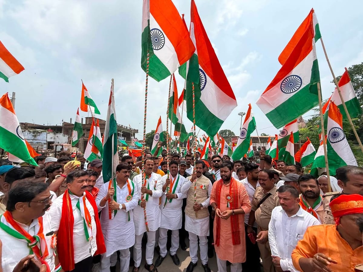 Chandauli News: कैबिनेट मंत्री अनिल राजभर ने 70 फीट ऊंचे तिरंगे का किया लोकार्पण