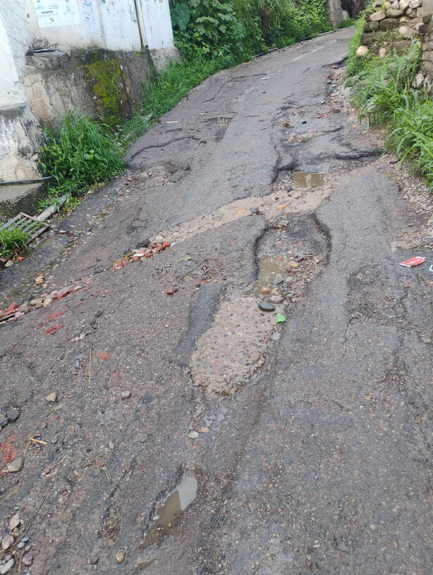 Hamirpur (Himachal) News: ताल-टिक्कर संपर्क मार्ग पर सफर हुआ मुश्किल, गड्ढों में तब्दील हुई सड़क