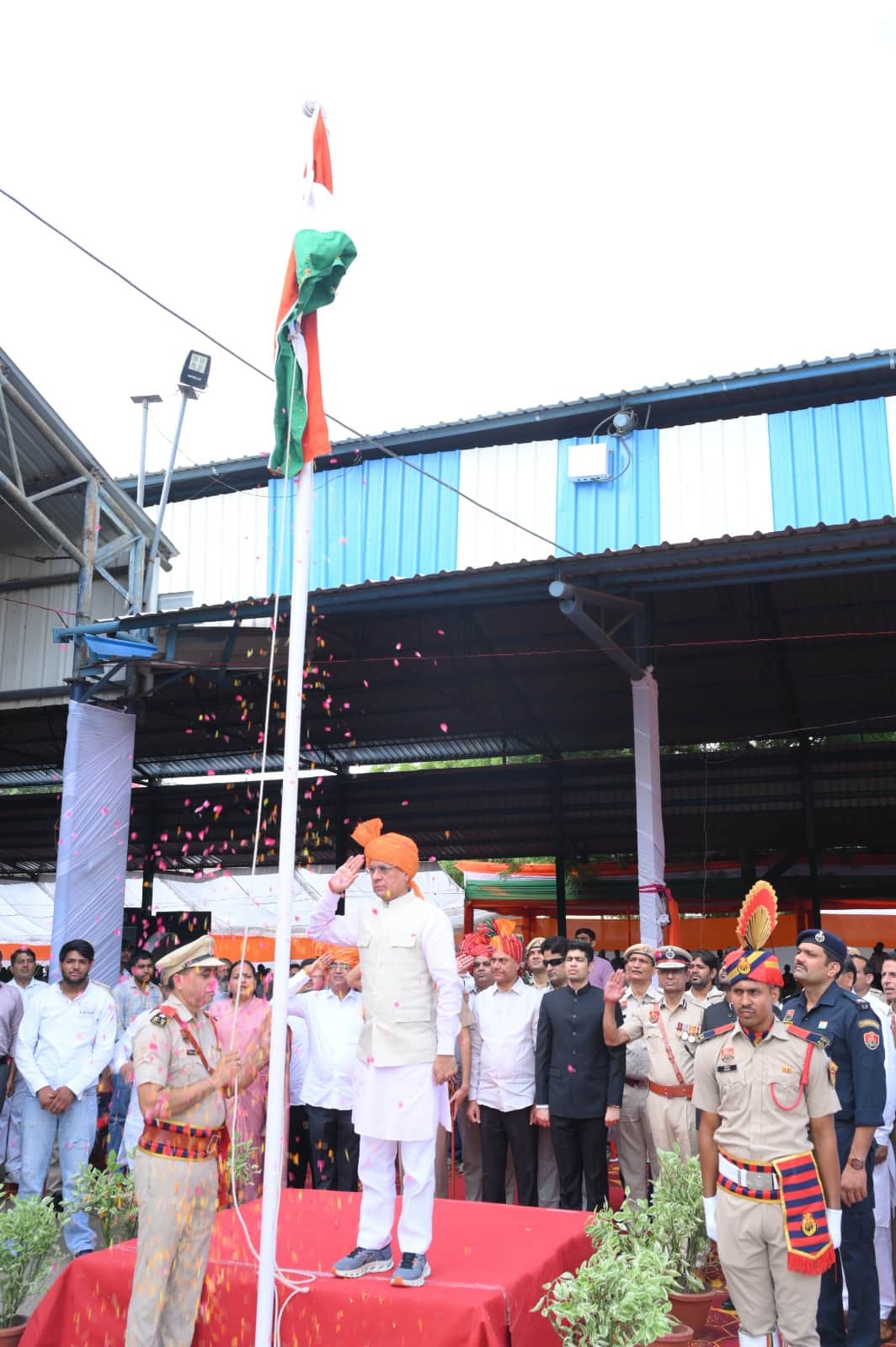 तिरंगा झंडा फहराने के बाद सलामी लेते हरियाणा के खाद्य, नागरिक आपूर्ति एवं उपभोक्ता मामले मंत्री