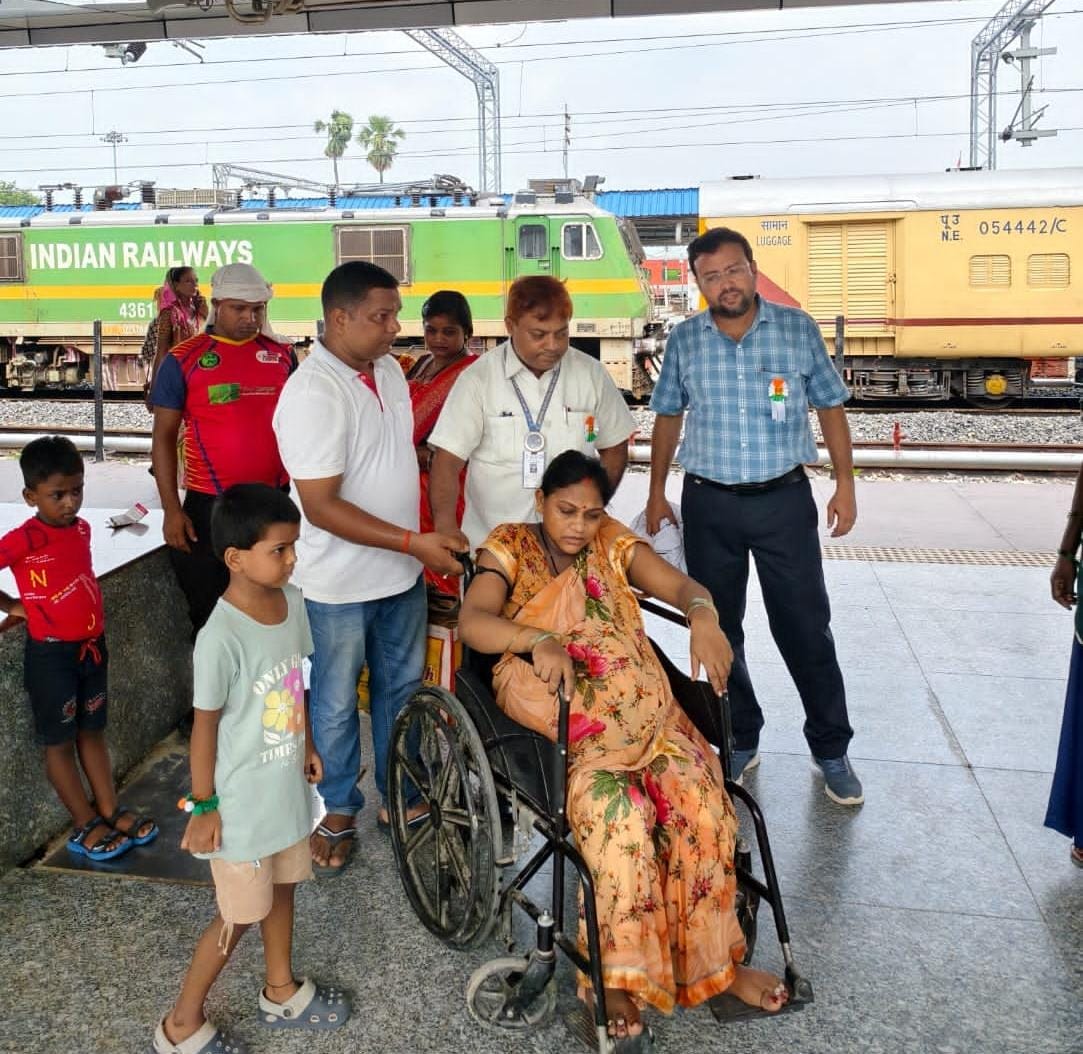ट्रेन में तबीयत बिगड़ने पर व्हीलचेयर से गर्भवती महिला को अस्पताल ले जाते रेल कर्मचारी। स्रोत - 