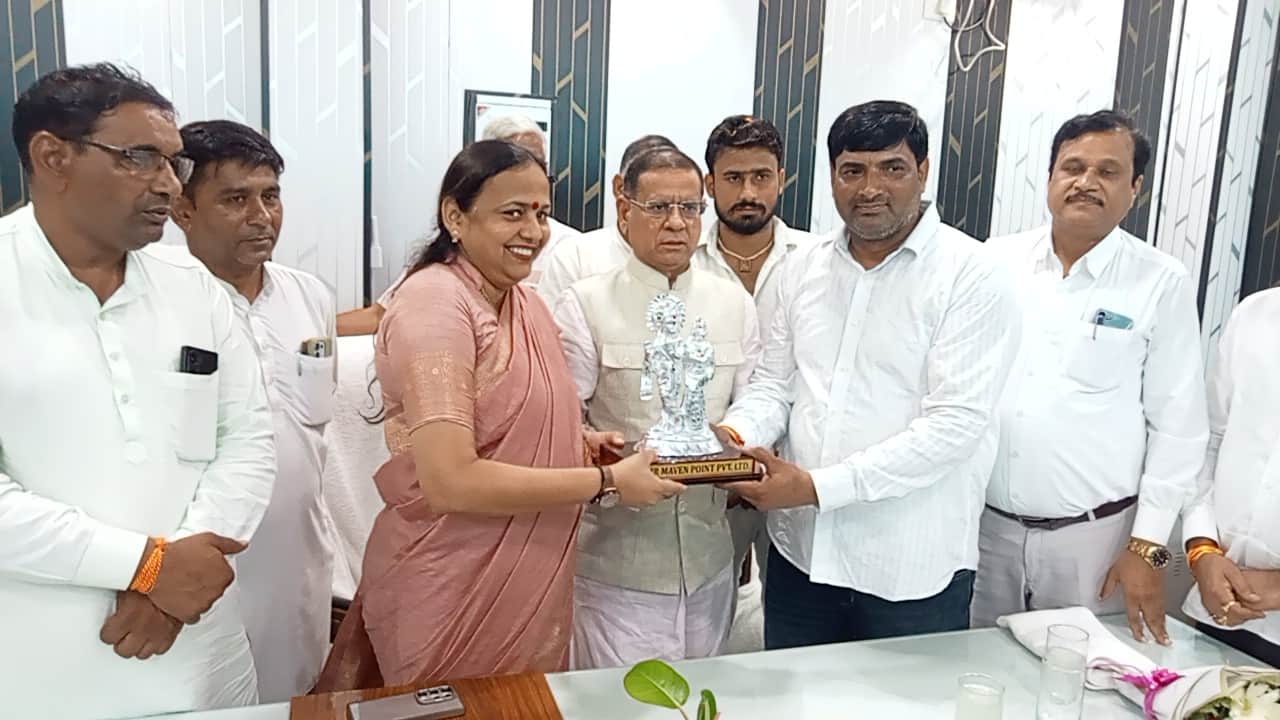 टीट में भाजपा कार्यकर्ताओं के साथ मंत्री राजेश नागर, विधायक डॉ. कृष्ण कुमार और जिला अध्यक्ष वंद