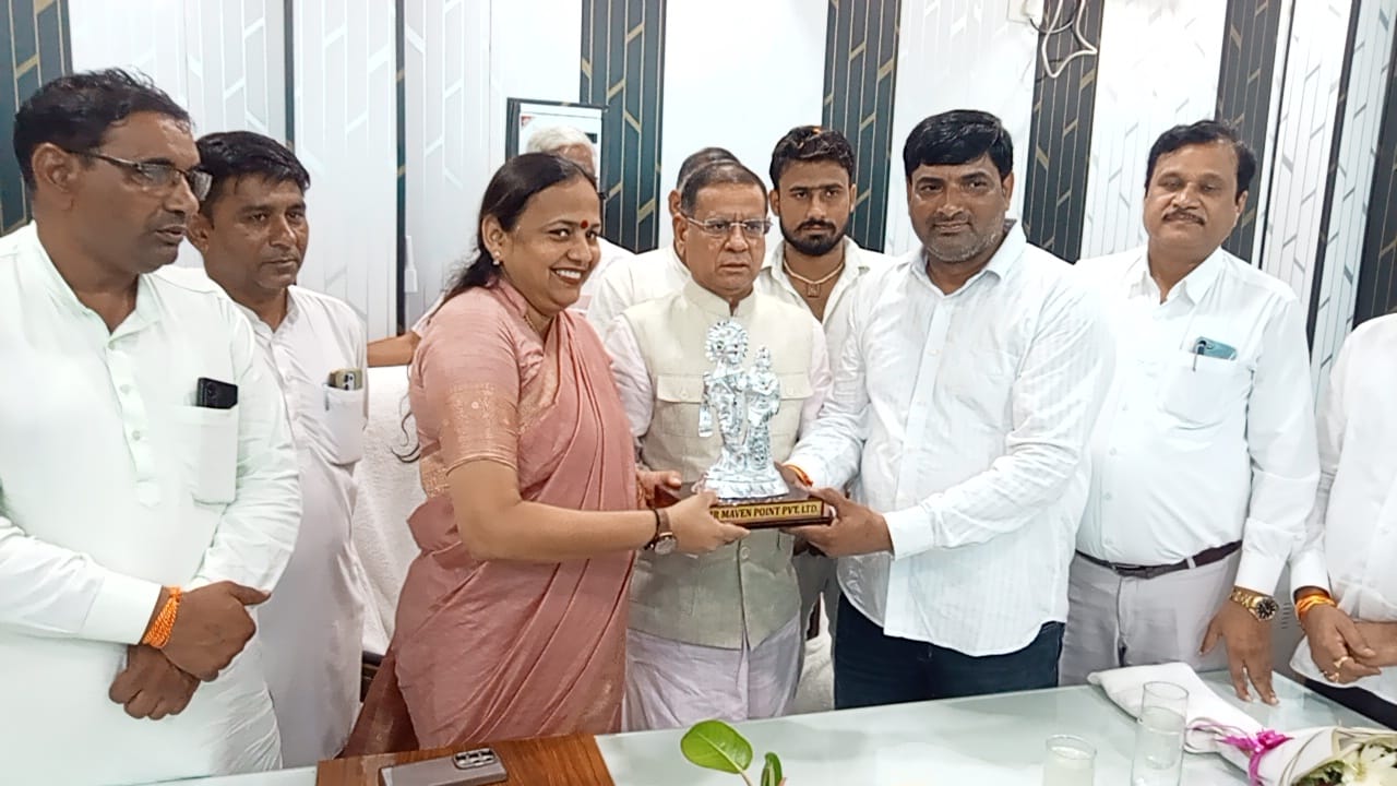 टीट में भाजपा कार्यकर्ताओं के साथ मंत्री राजेश नागर, विधायक डॉ. कृष्ण कुमार और जिला अध्यक्ष वंद