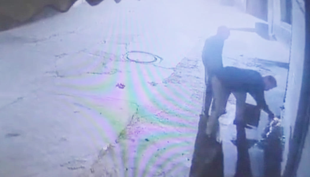 दुकान के बाहर पैट्रोल डालते आरोपी। संवाद