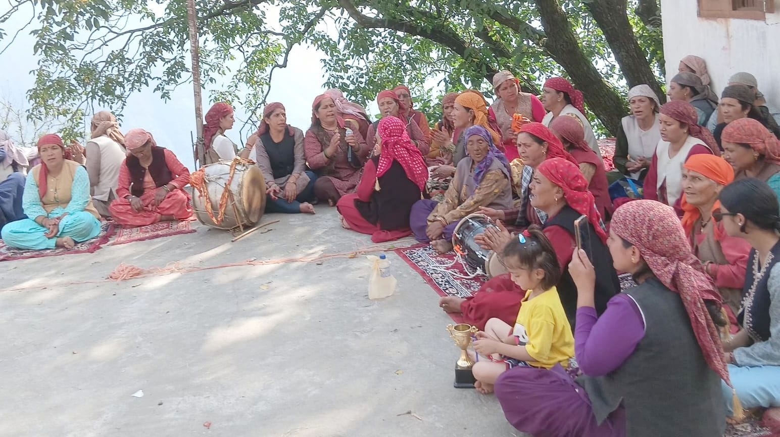 देवता साहिब दमुख मंदिर में आयोजित धार्मिक अनुष्ठान में भजन-कीर्तन करती महिलाएं।