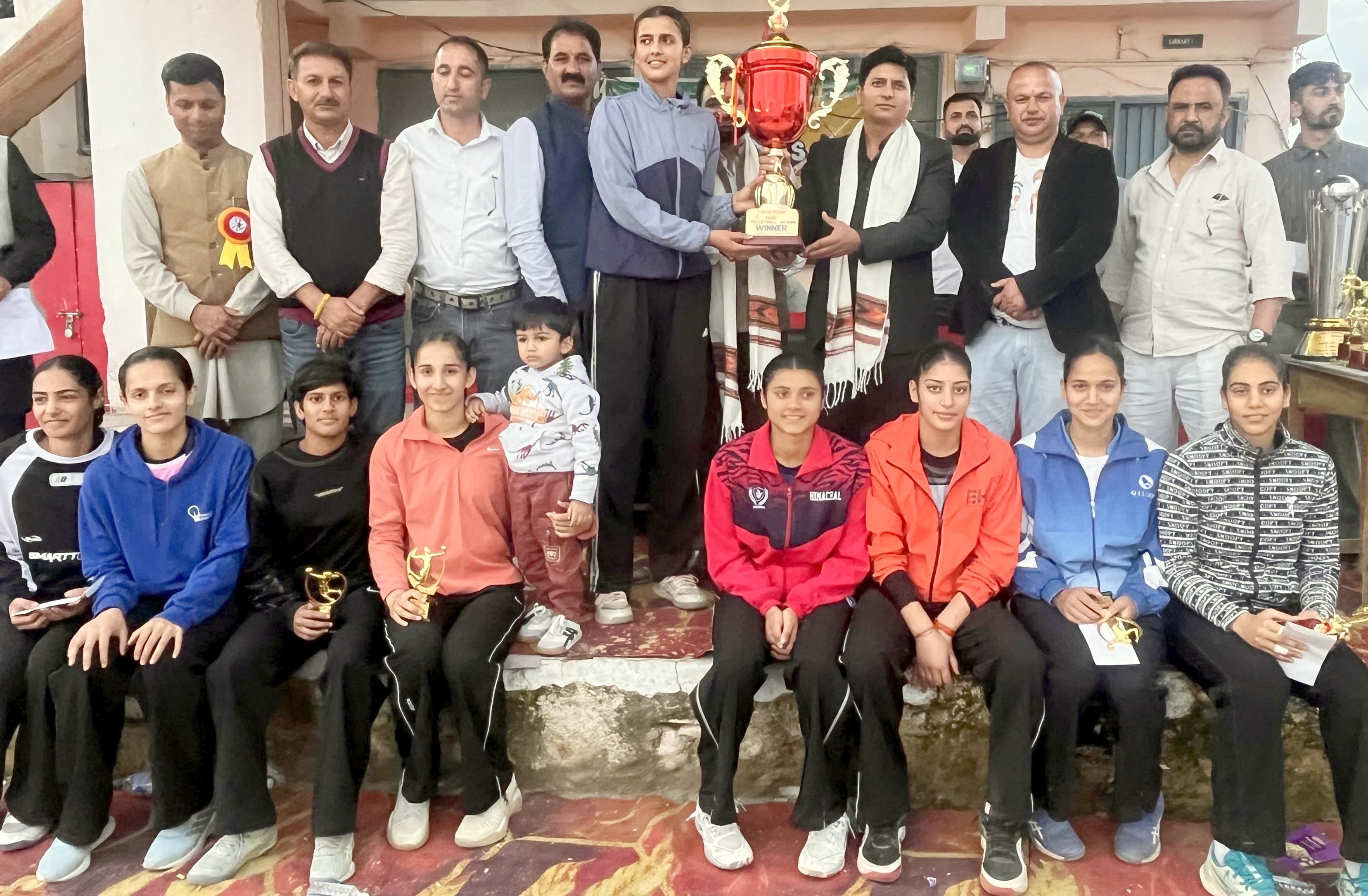 ठियोग में आयोजित प्रतियोगिता के विजेताओं को पुरस्कृत करते मुख्यातिथि। संवाद