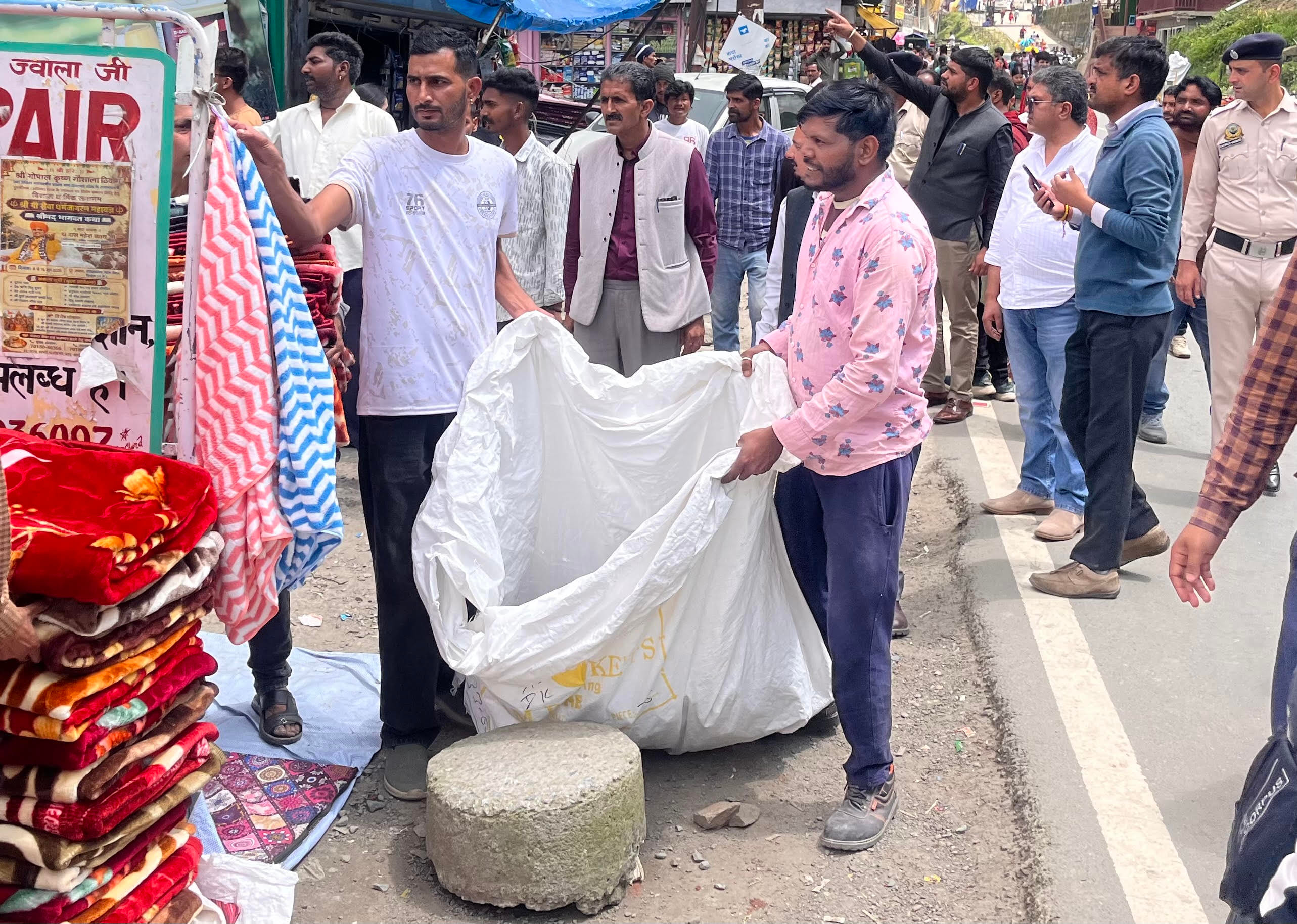 ठियोग में रेहड़ी-फड़ी धारकों पर कार्रवाई करती संयुक्त टीम।