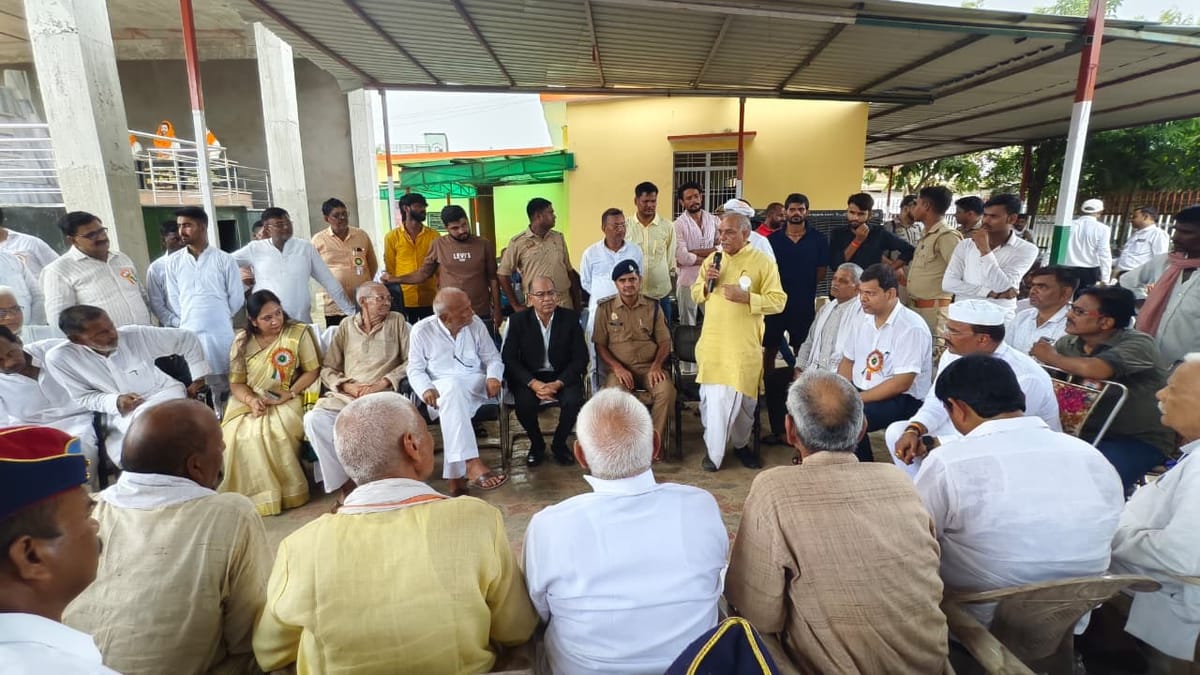 चंदौली: प्रोटोकॉल उल्लंघन पर मचा बवाल, एडीएम के खिलाफ तहसील में जोरदार धरना