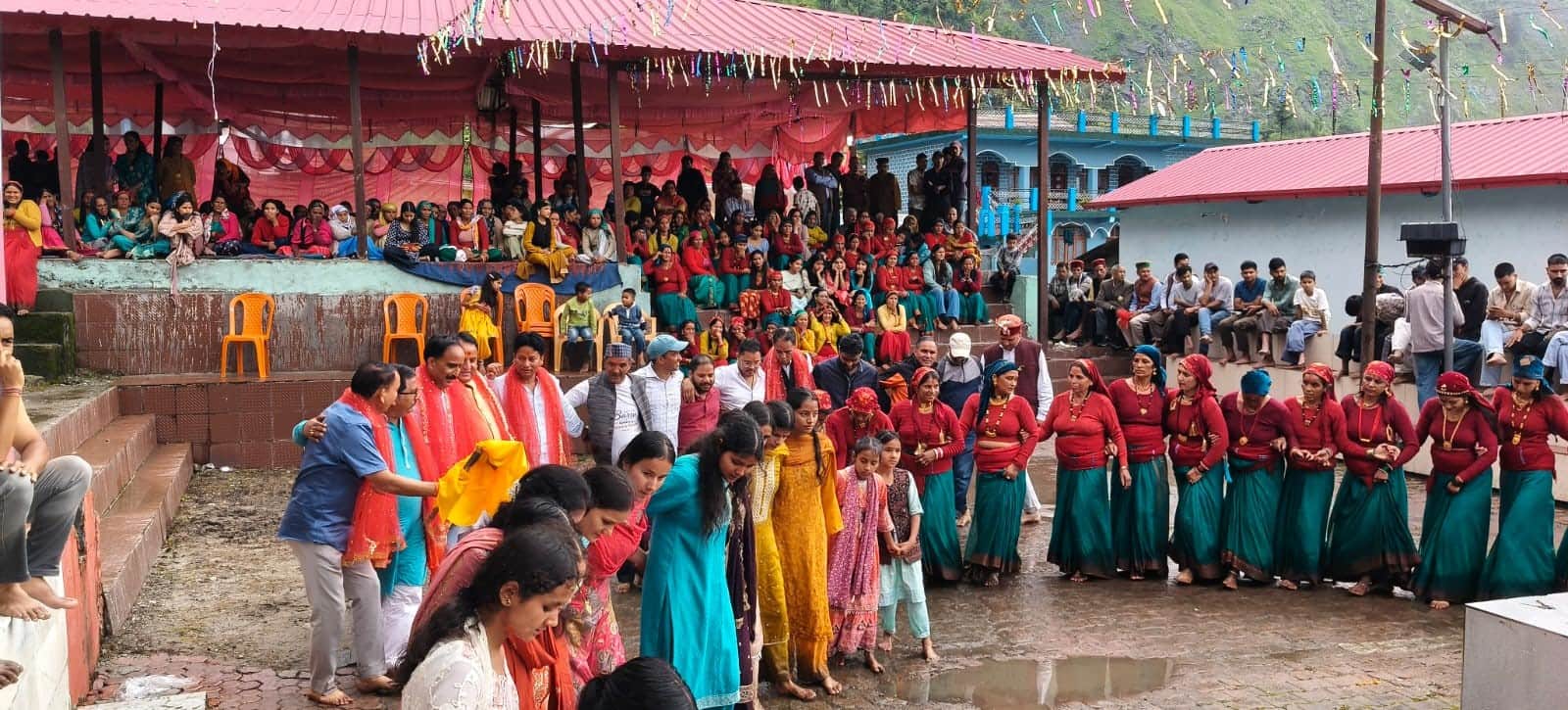 उत्तरकाशी के बार्सू गांव में नाग पंचमी पर्व पर रासों नृत्य करते ग्रामीण। स्रोत जागरूक पाठक