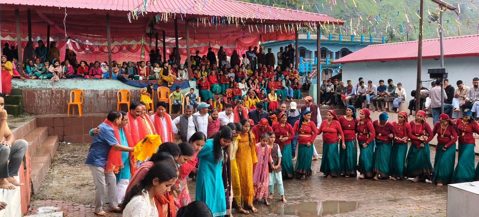 उत्तरकाशी के बार्सू गांव में नाग पंचमी पर्व पर रासों नृत्य करते ग्रामीण। स्रोत जागरूक पाठक