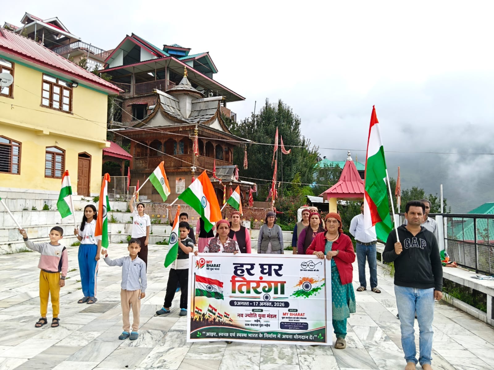 यूथ क्लब भड़ेच हर घर तिरंगा अभियान चलाते