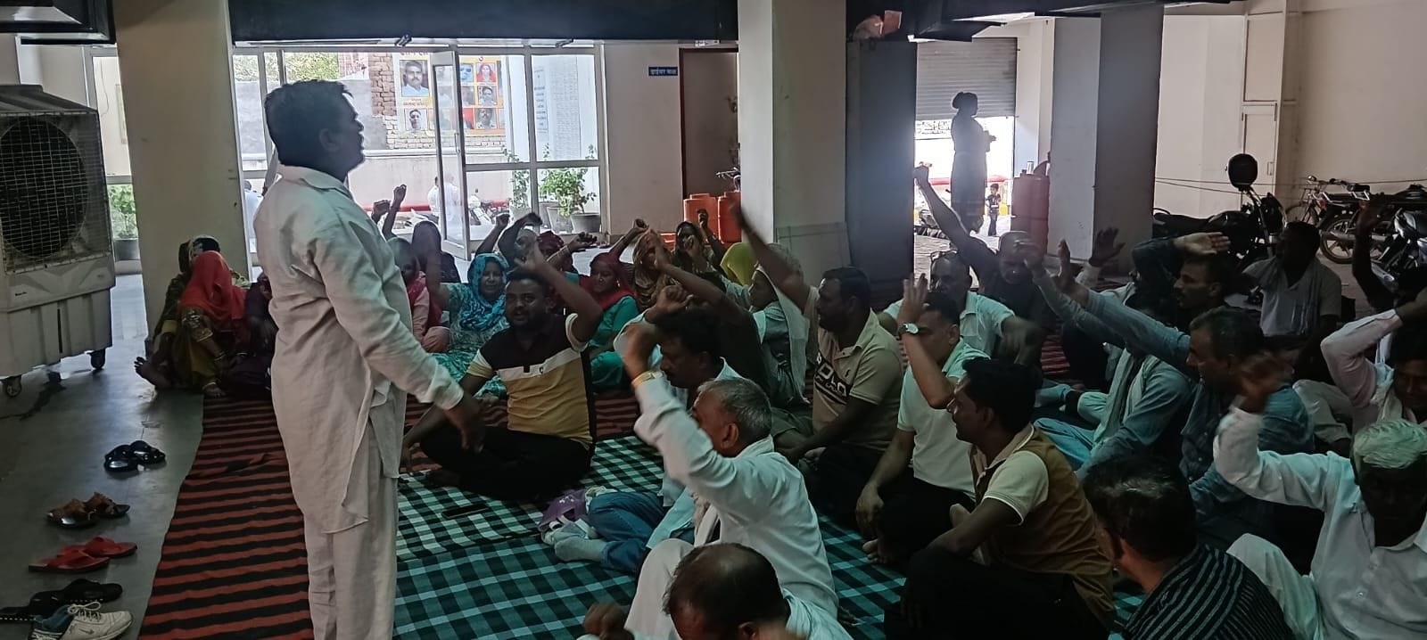 17जेएनडी25: नगर परिषद कार्यालय में धरने पर बैठकर नारेबाजी करते सफाई कर्मचारी। संवाद