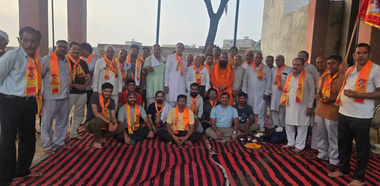 17जेएनडी26: सैनी रामलीला मैदान में श्रीराम ध्वजारोहण कार्यक्रम में शामिल संगठन के पदाधिकारी। स