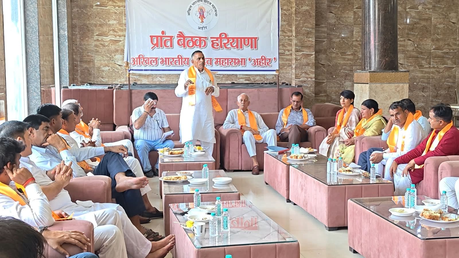 17jjrp22- अखिल भारतीय यादव महासभा अहीर की प्रदेश स्तरीय बैठक को संबोधित करते जिलाध्यक्ष वीरेंद