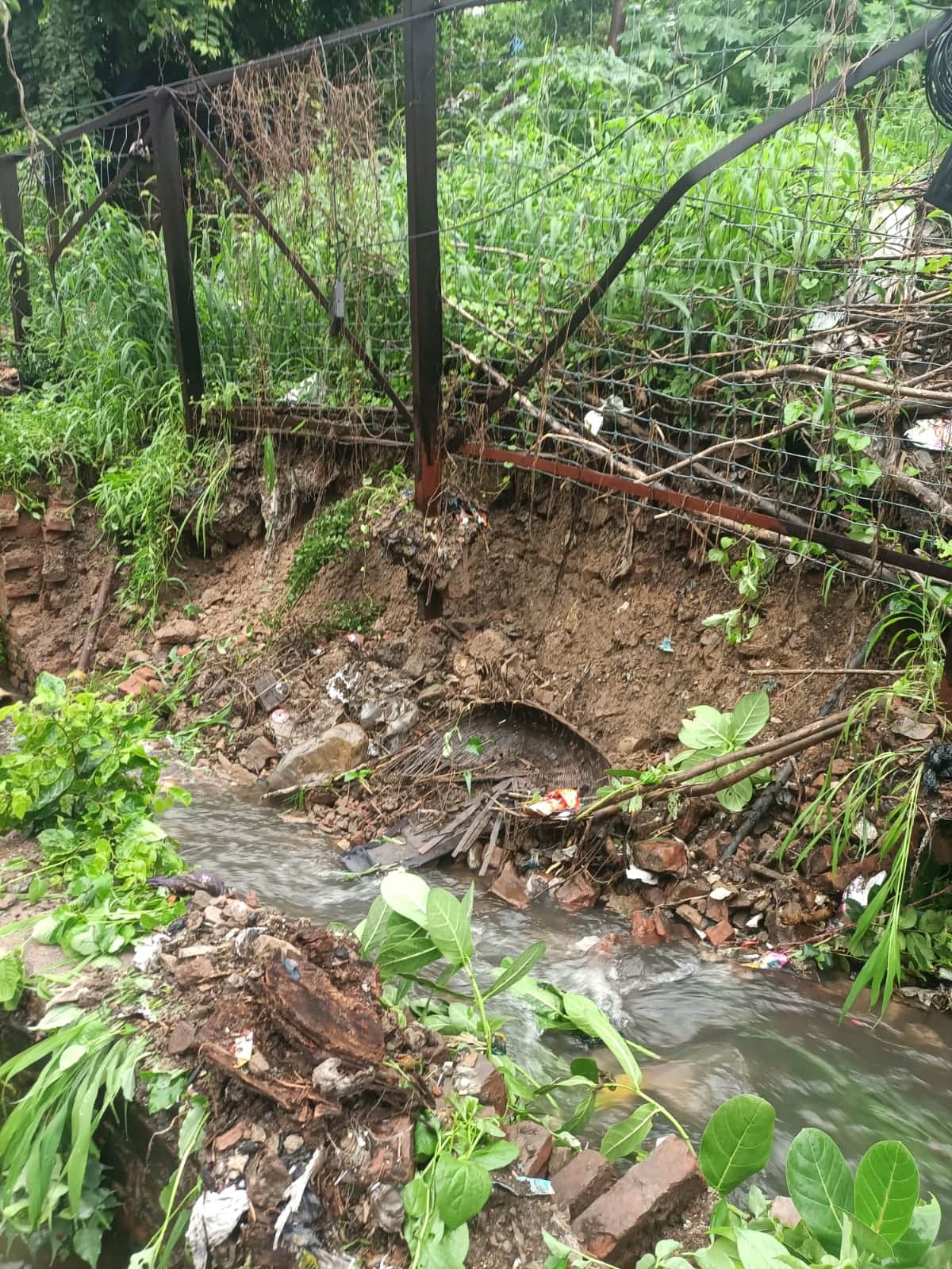 Railway wall collapses in Azad Nagar; sewage water enters homes.