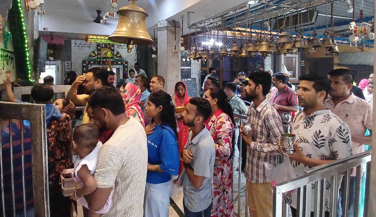 अंबाला छावनी के कैलाश शिव मंदिर हाथीखाना में पूजा के लिए लाइन में लगे श्रद्धालु। संवाद